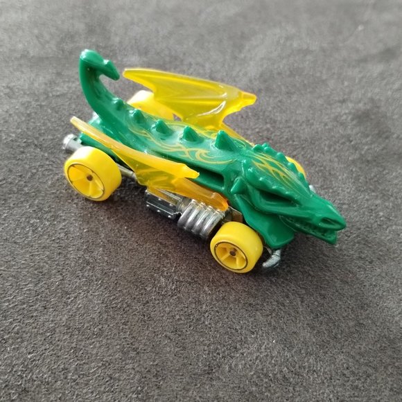 2014 Hot Wheels HW City Dragon Blaster Green W/ Yellow Wings - Picture 5 of 7